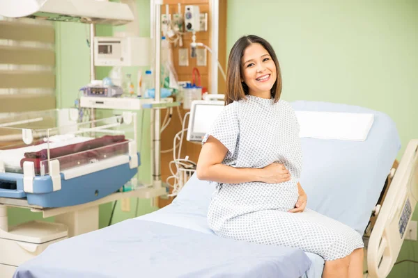Wanita hamil duduk di tempat tidur rumah sakit — Stok Foto