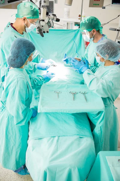 Doctors performing surgery on patient — Stock Photo, Image