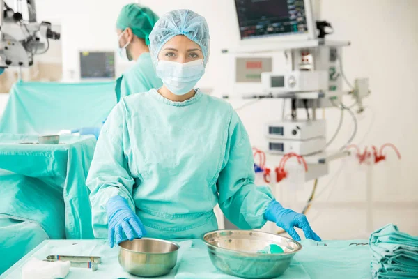 Médecin femme en salle d'opération — Photo