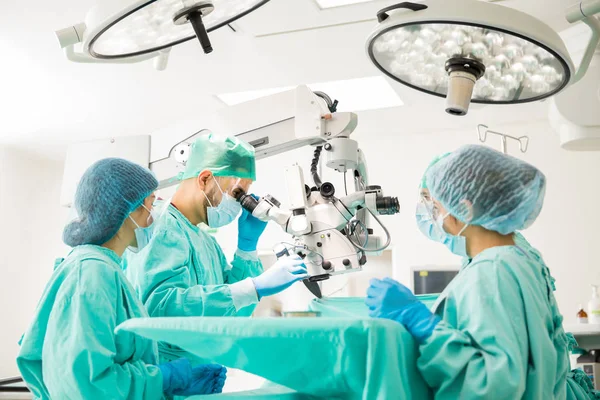 Doctors performing surgery on patient — Stock Photo, Image