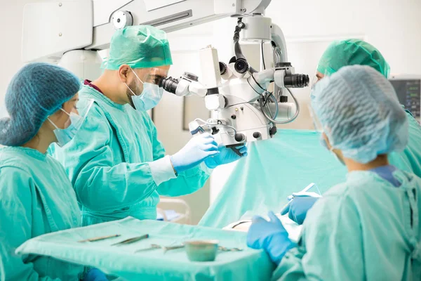 Médecins pratiquant la chirurgie — Photo