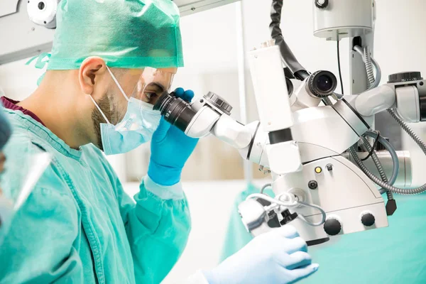 Χειρουργός χρησιμοποιώντας μικροσκόπιο — Φωτογραφία Αρχείου
