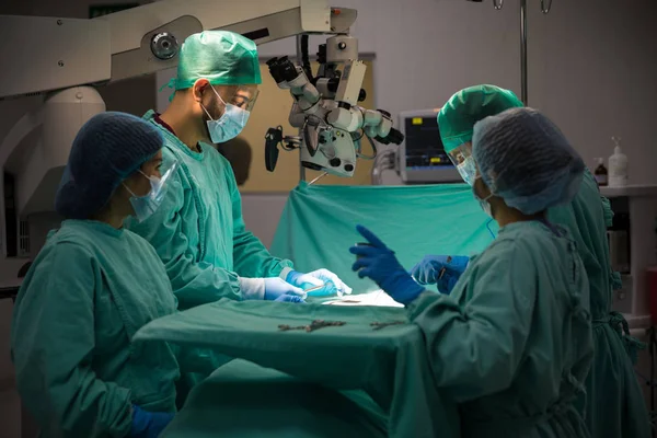 Chirurgen operieren Patienten — Stockfoto