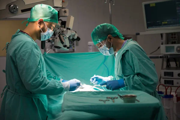 Twee chirurgen opereren patiënt — Stockfoto
