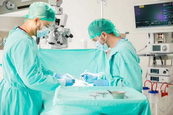 Chirurgen werken in de operatiekamer — Stockfoto