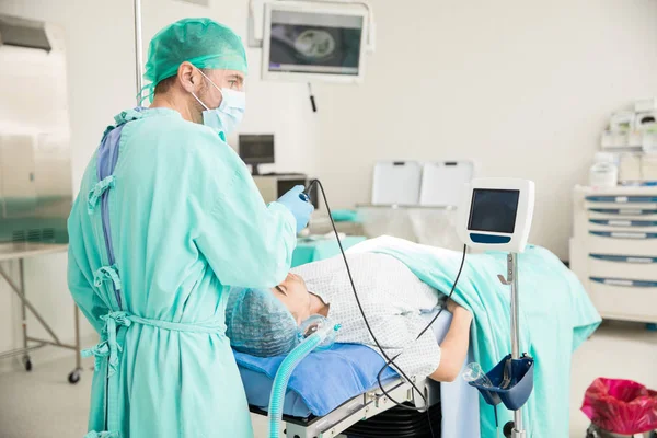 Médico intubação paciente por escopo e monitor — Fotografia de Stock