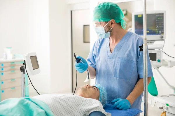 Arzt intubiert Patientin im Krankenhaus — Stockfoto