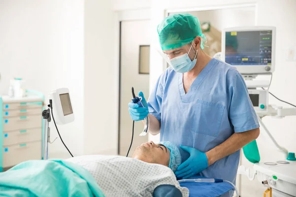 Doctor giving intubation to patient — Stock Photo, Image