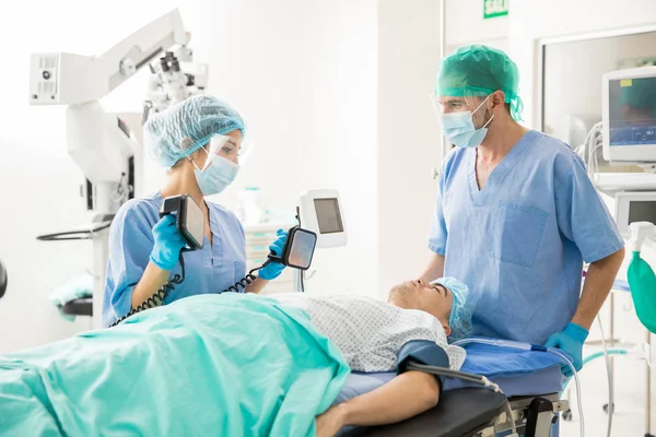 Médicos que dão desfibrilação ao paciente — Fotografia de Stock