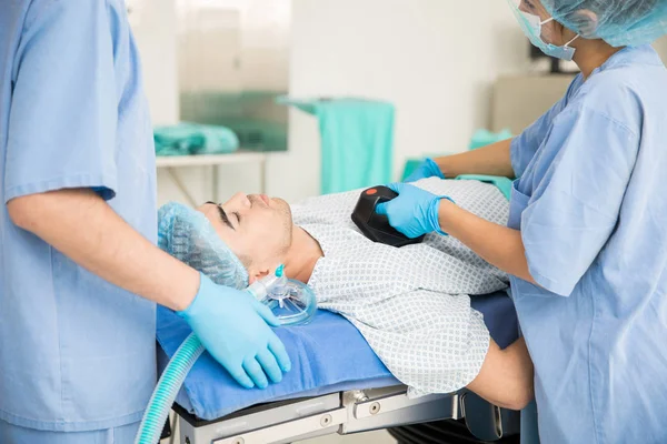 Patiënt op ziekenhuisbed — Stockfoto