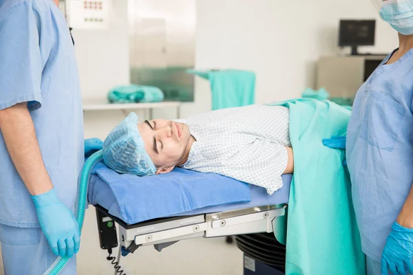 Paciente em cama de hospital — Fotografia de Stock
