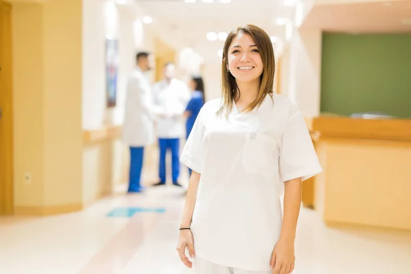 Enfermera hispana en el pasillo del hospital — Foto de Stock