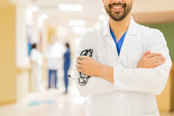 Medico ispanico nel corridoio dell'ospedale — Foto Stock