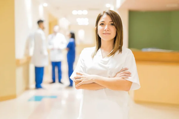 Spaanse verpleegster in de hal van het ziekenhuis — Stockfoto