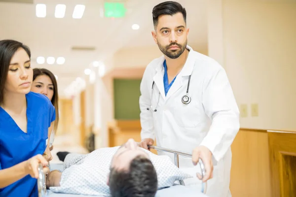 Médicos transportando pacientes — Foto de Stock