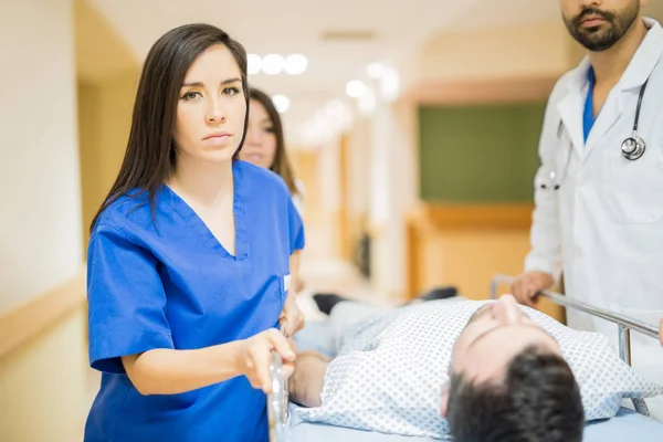 Doctors transporting patient — Stock Photo, Image