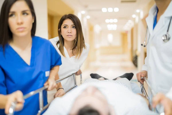 Médicos que transportam pacientes — Fotografia de Stock