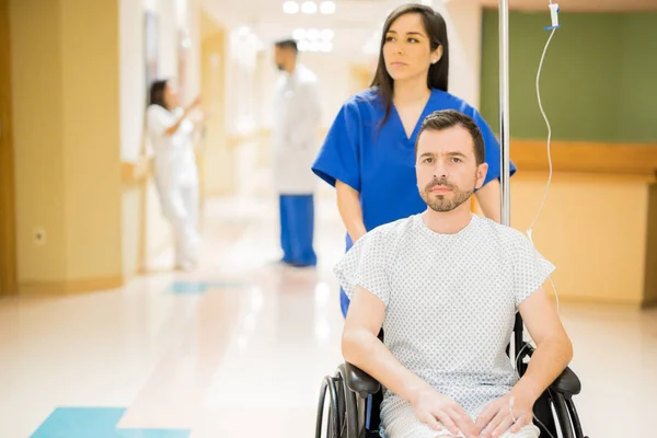 Stehender Arzt und sitzender Patient — Stockfoto