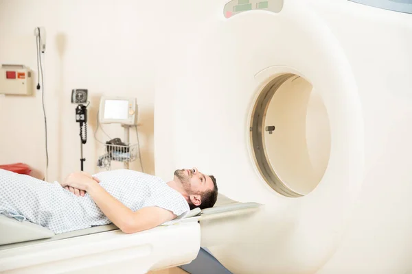 Patiënt leggen onder het kopje scanner — Stockfoto