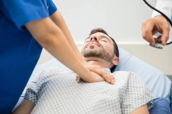 Artsen geven cardiale massage aan patiënt — Stockfoto