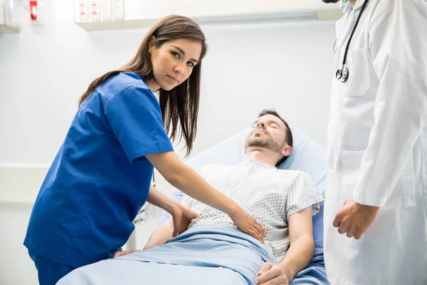 Arzt untersucht Patient — Stockfoto