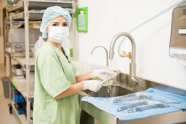 Vrouw schoonmaken van medische hulpmiddelen — Stockfoto