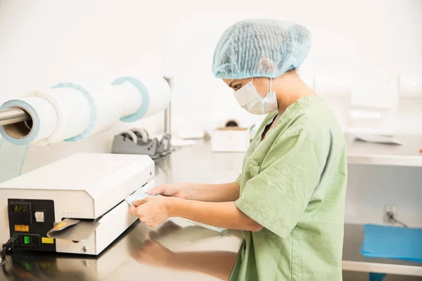 Vrouw verpakking medische hulpmiddelen — Stockfoto