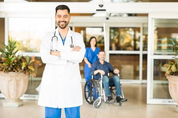 Médico bonito perto da entrada do hospital — Fotografia de Stock