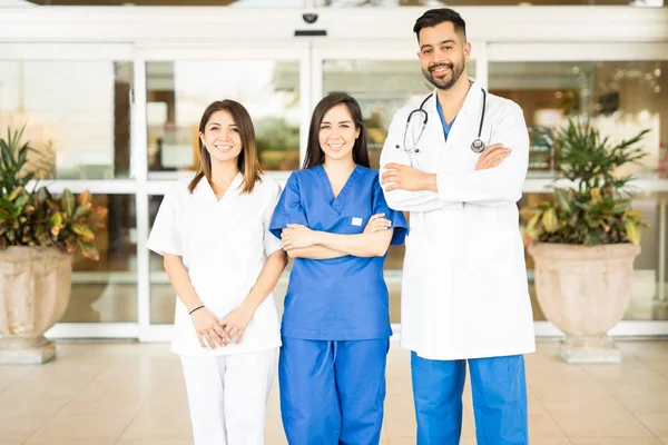 Medici vicino all'ingresso dell'ospedale — Foto Stock