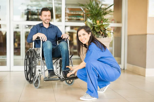 Krankenschwester und Patientin im Rollstuhl — Stockfoto