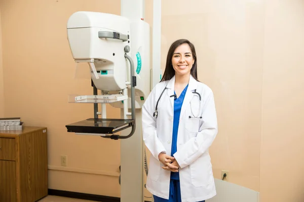 Doktor ve mamografi cihazları — Stok fotoğraf