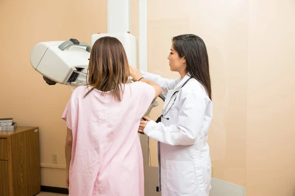 Врач и пациент во время маммографии — стоковое фото
