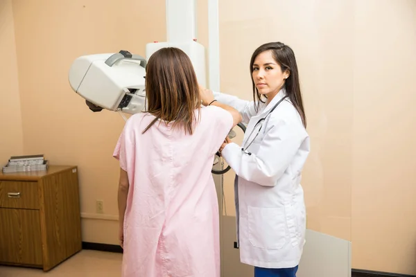 Arzt und Patient während des Mammogramms — Stockfoto