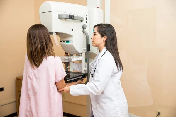 Médico y paciente durante la mamografía — Foto de Stock