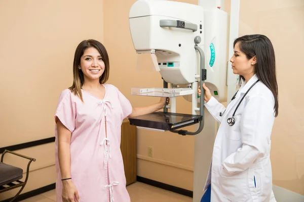 Врач и пациент во время маммографии — стоковое фото