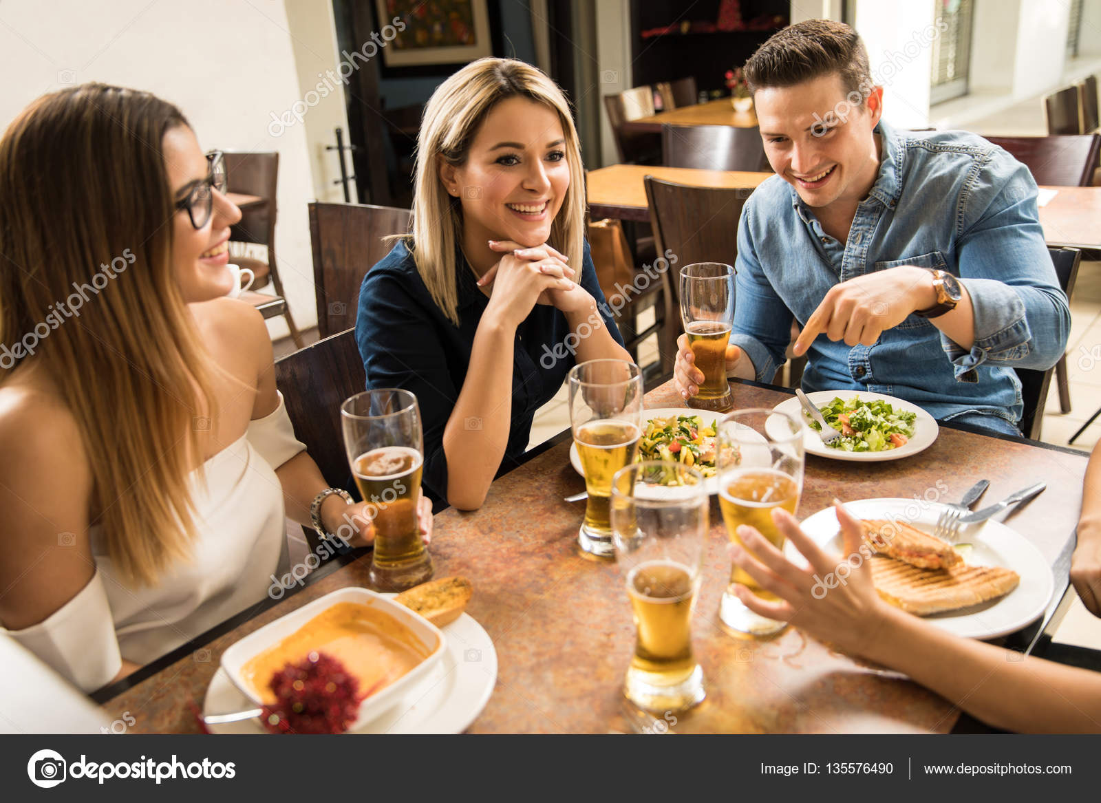 Sonhar Com Mesa Cheia De Pessoas Friends drinking beer at a restaurant Stock Photo © tonodiaz #135576490