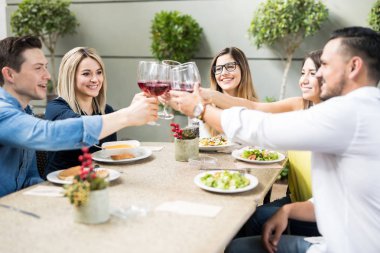 Kadeh şarap yapma arkadaşlar