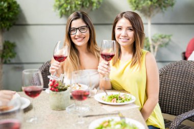 Güzel kızlar biraz şarap içme