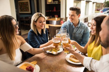 Genç yetişkinler bira ile bir tost ekmegi