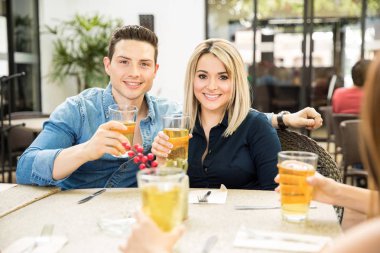 Bir restoranda bira içme Çift