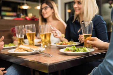 Arkadaşlar bir restoranda closeup