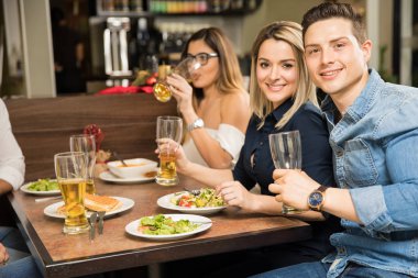 Arkadaş grubu Gastronomi genç Çift