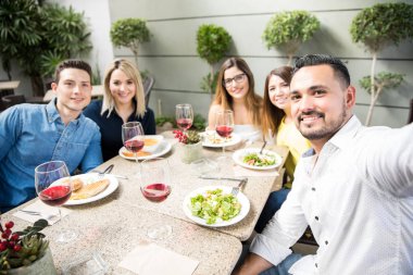 Bir selfie alarak arkadaş grubu