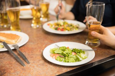 Bir restoranda yemek arkadaşlar