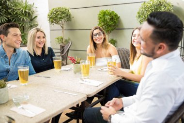 Arkadaşlar bir restoranda iyi vakit geçiriyor