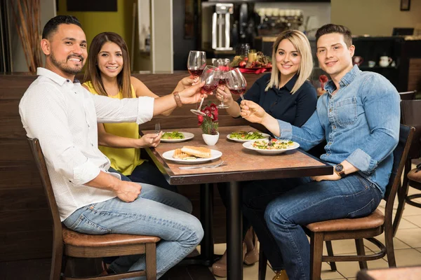 Dos parejas en una cita doble —  Fotos de Stock