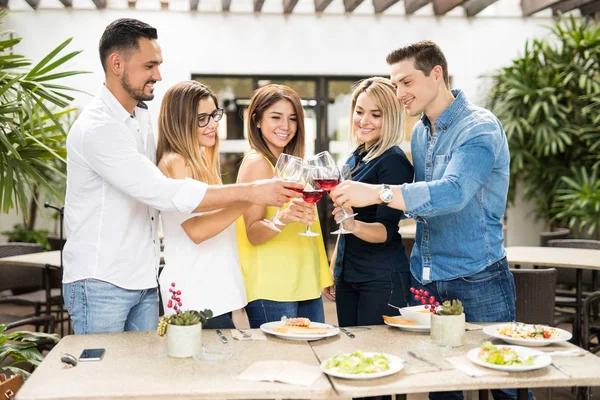 Amigos celebrando con un poco de vino —  Fotos de Stock