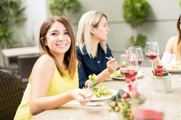 Красивая женщина ест здоровую пищу с друзьями — стоковое фото
