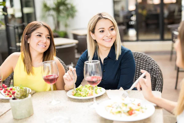 Amigos do sexo feminino comer em um restaurante — Fotografia de Stock