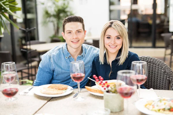 Casal bonito comer fora com amigos — Fotografia de Stock